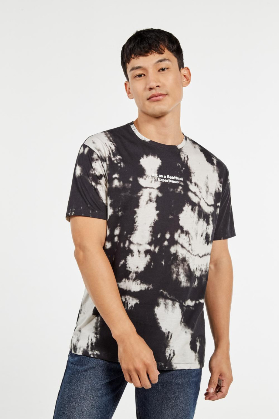 Camiseta negra con efecto tie dye oversize con manga corta y texto estampado
