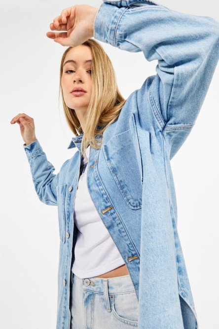 Sobrecamisa oversize azul clara en jean con bolsillos de parche