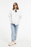 Chaqueta blanca de jean oversize con bolsillos de parche con tapas