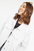 Chaqueta blanca de jean oversize con bolsillos de parche con tapas