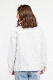 Chaqueta blanca de jean oversize con bolsillos de parche con tapas