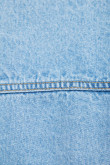 Chaqueta corta de jean azul clara con corte navaja inferior
