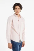Camisa manga larga unicolor con cuello button down y bolsillo