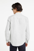 Camisa manga larga unicolor con cuello button y bolsillo