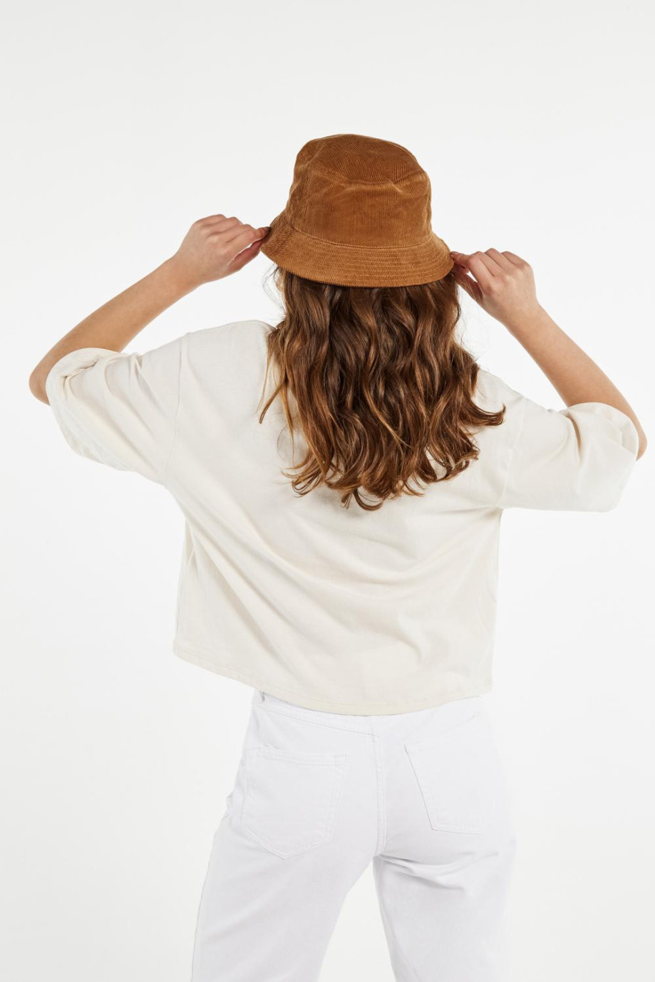 Camiseta crema clara con estampado de Monday Lisa y cuello redondo