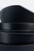 Cinturón negro con trabilla en contraste y hebilla cuadrada metálica