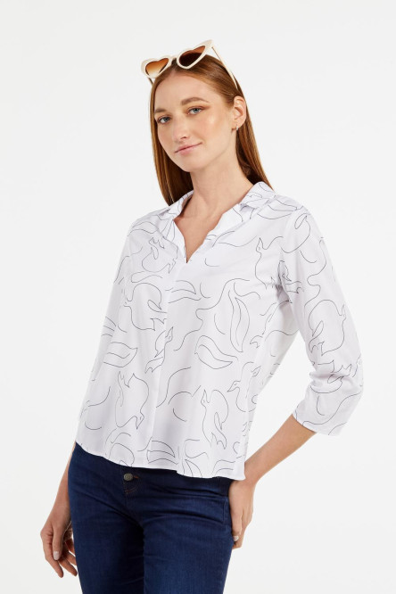 Blusa crema clara con manga 3/4 y líneas artísticas estampadas