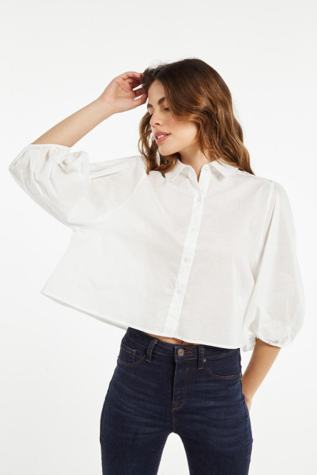 Blusa blanca con cuello camisero y manga 3/4 aglobada