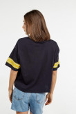 Camiseta azul intensa con estampado college y cuello redondo oversize