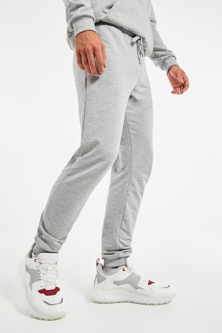 Pantalón jogger gris claro con bolsillos y elástico en botas