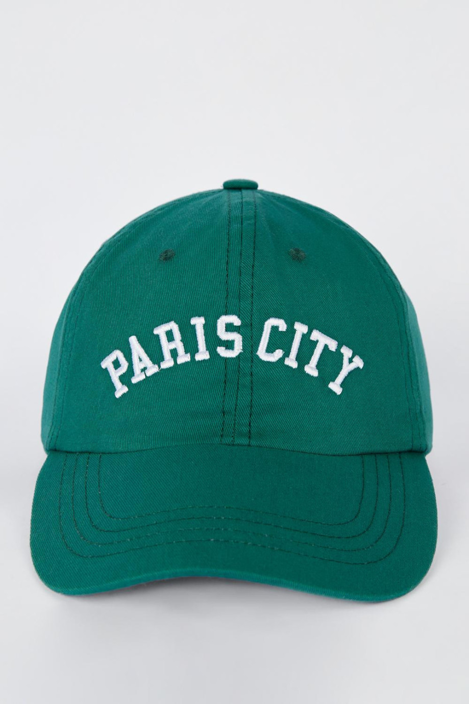 Gorra verde oscura beisbolera con texto blanco de París bordado