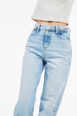Jean ancho 90´S azul claro con desgastes de color y 5 bolsillos