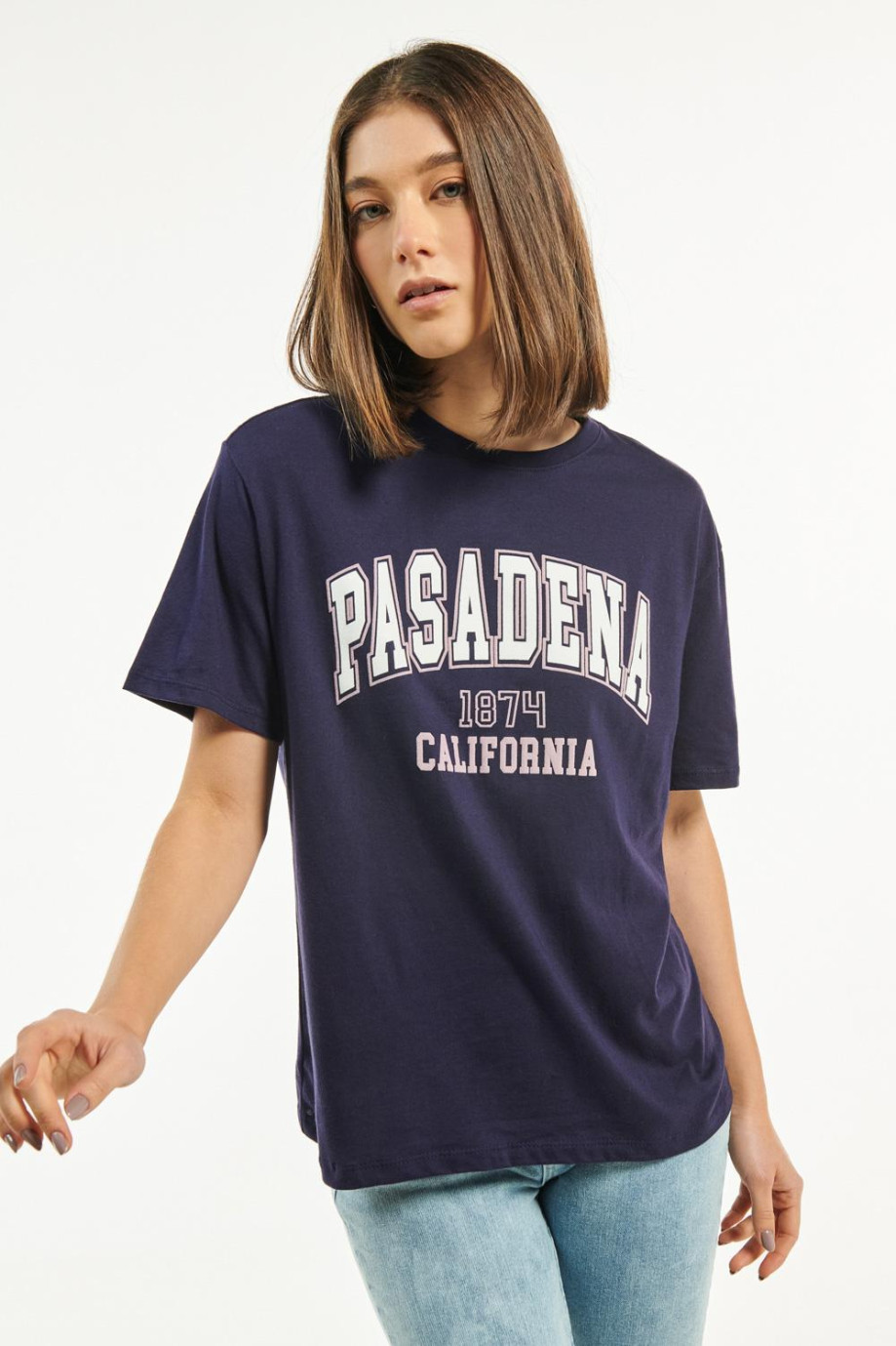 Camiseta azul intensa con diseño college de Pasadena y manga corta