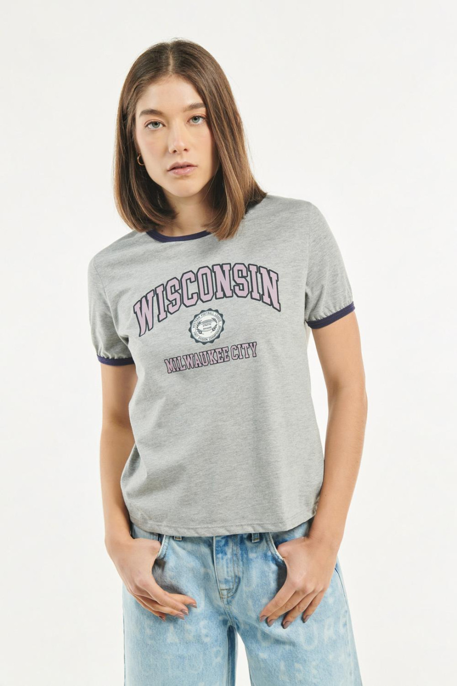 Camiseta manga corta gris clara con diseño college de Wisconsin