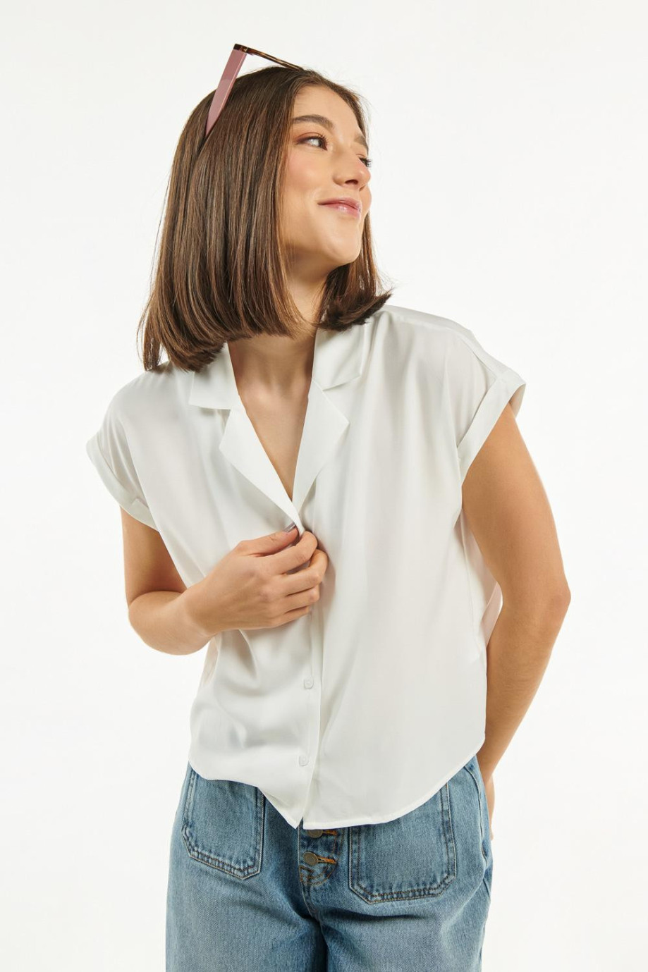 Blusa cuello resort crema clara con hombro rodado y manga corta