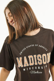 Camiseta crop top oversize café oscura con estampado college de Madison