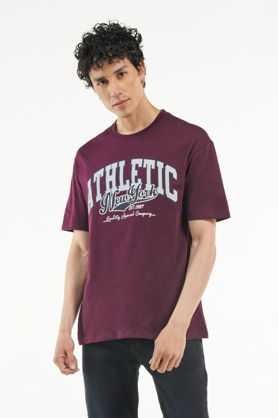 Camiseta roja violeta con diseño college deportivo y manga corta