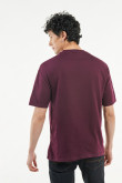 Camiseta roja violeta con diseño college deportivo y manga corta