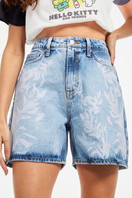 Short en jean tiro alto azul con diseños de flores en láser