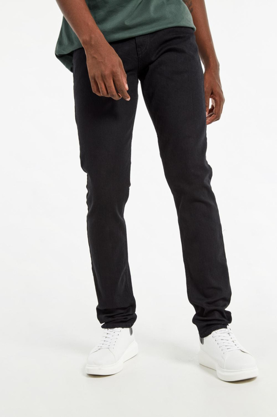 Jean negro tipo slim con 5 bolsillos, tiro bajo y ajuste ceñido