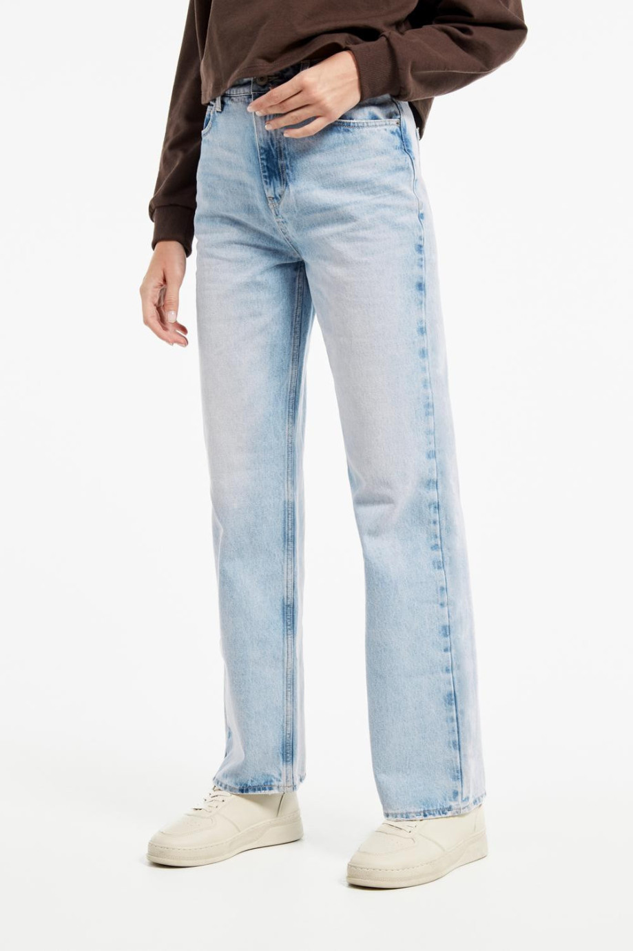 Jean ancho 90´S tiro alto azul claro con bota amplia y 5 bolsillos
