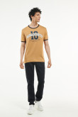 Camiseta manga corta kaki con contrastes y diseño college