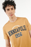 Camiseta kaki con arte college de Minneapolis y manga corta