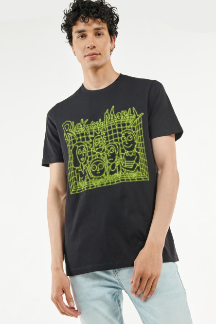 Camiseta negra con manga corta y estampado de Rick and Morty