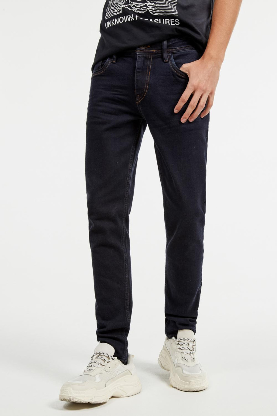 Jean skinny azul intenso con costuras en contraste y 5 bolsillos
