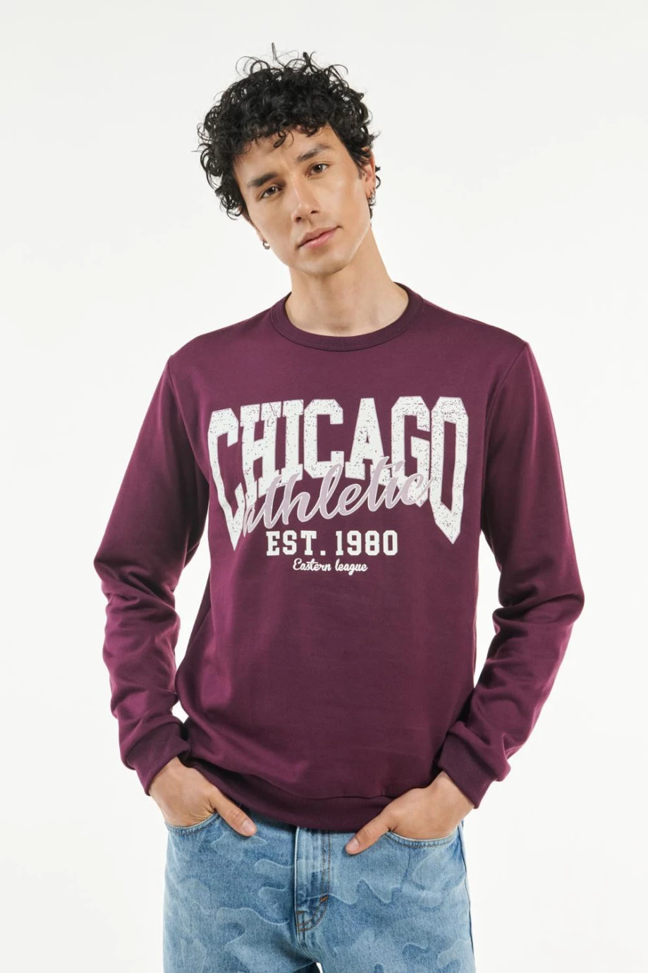 Buzo cuello redondo rojo violeta con diseño blanco de Chicago