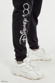 Pantalón negro jogger con estampado lateral de Disney 100