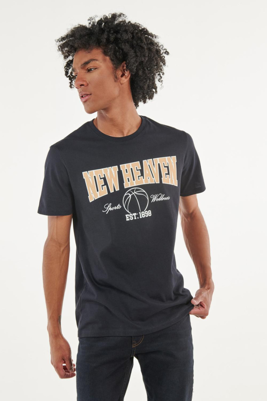 Camiseta manga corta azul intensa con diseño college de baloncesto