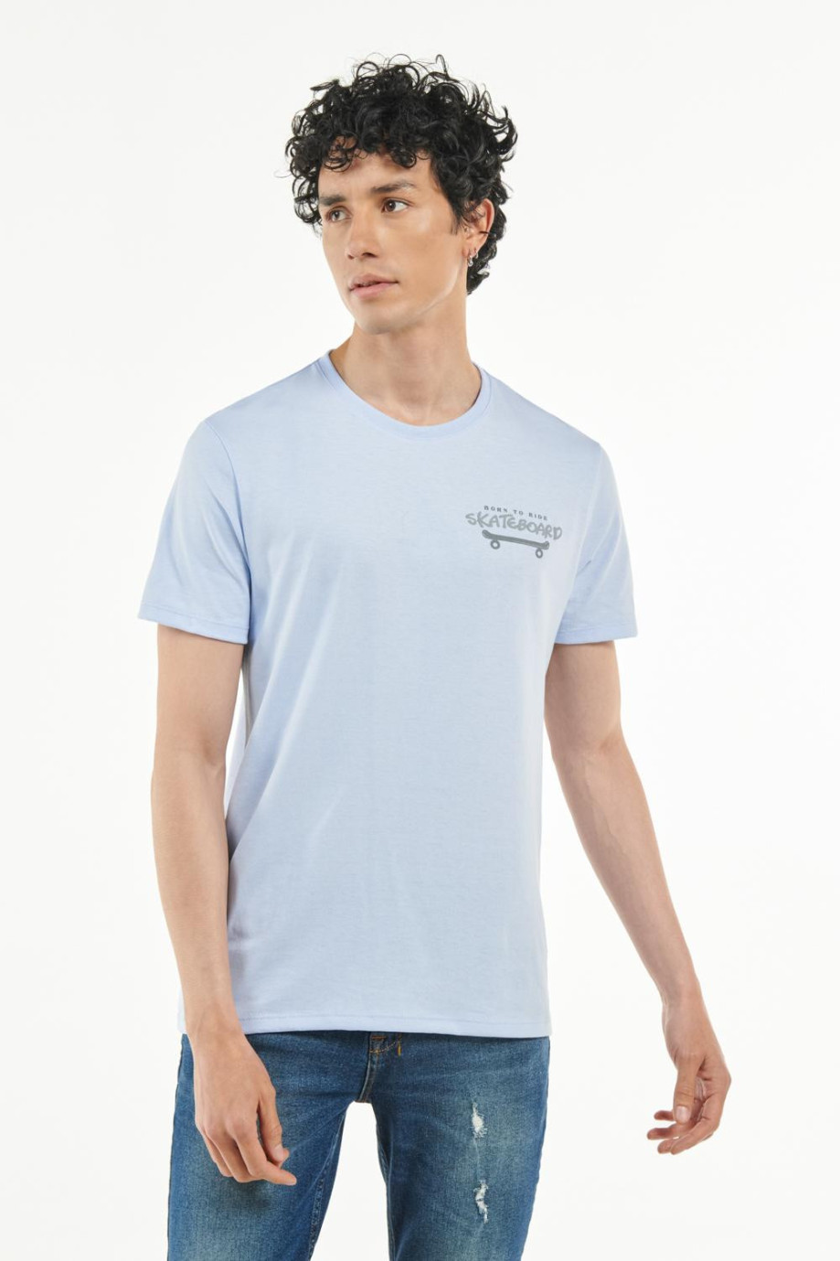 Camiseta manga corta azul clara con diseño de skateboard en frente