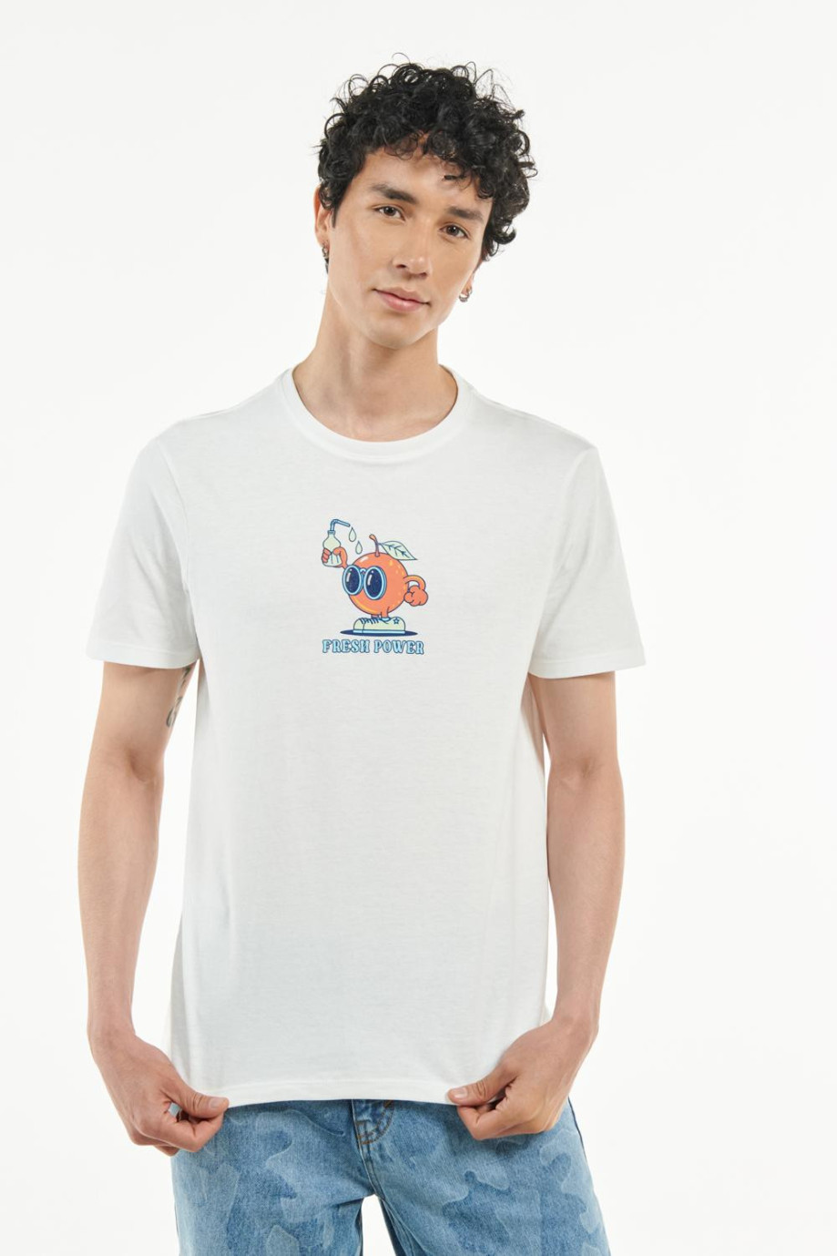 Camiseta crema clara con cuello redondo y diseño de naranja con lentes