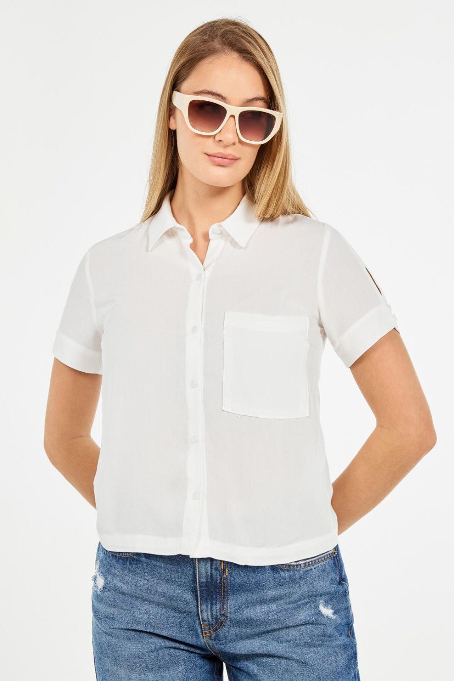 Blusa crema clara con cuello camisero, manga corta y doblez en puños