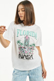 Camiseta crema clara manga corta con diseño de NASA en frente