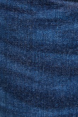 Jean azul oscuro tipo slim con 5 bolsillos, tiro bajo y costuras cafés