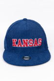 Gorra azul oscura plana con bordado college rojo de Kansas