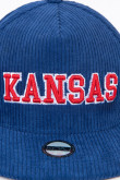 Gorra azul oscura plana con bordado college rojo de Kansas