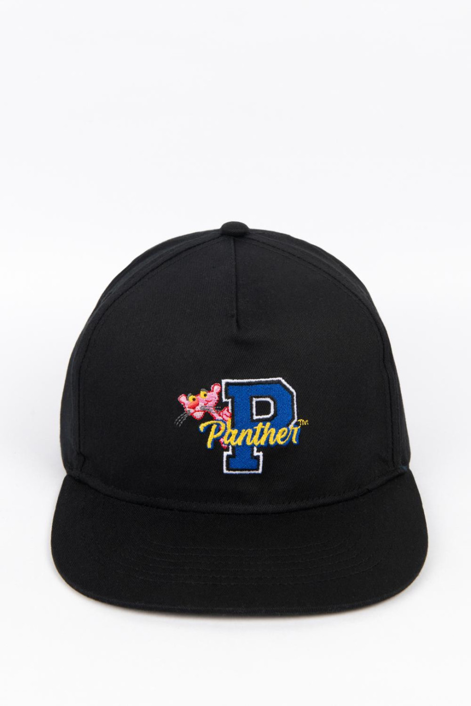 Gorra negra con visera plana y diseño de la Pantera Rosa