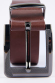 Cinturón café oscuro con hebilla y pasador metálicos