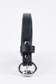 Cinturón negro con hebilla circular y decoraciones metálicas