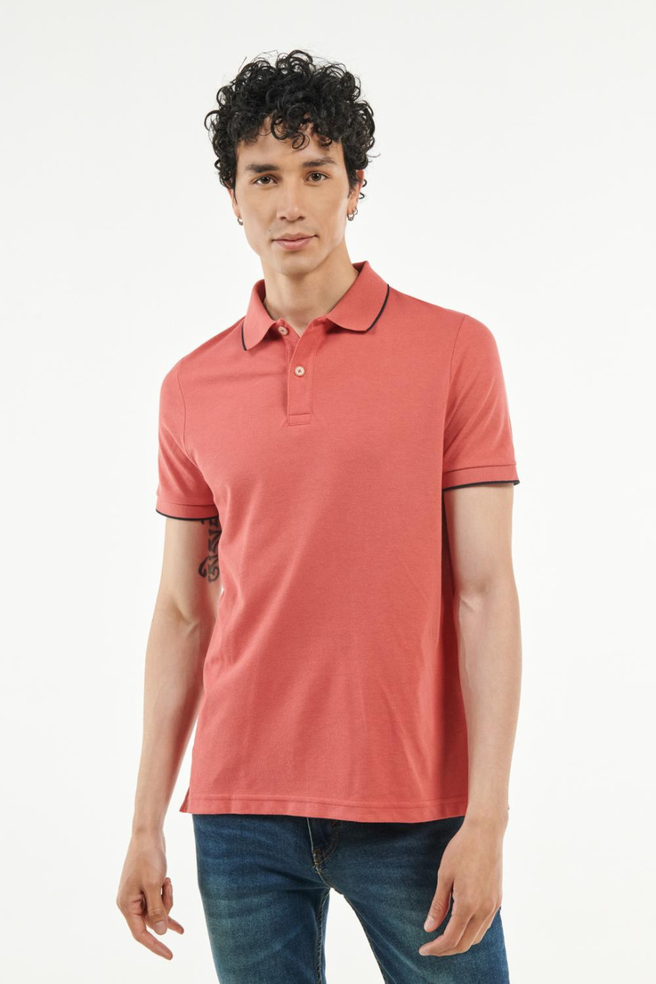 Camiseta polo unicolor con botones, cuello y puños tejidos