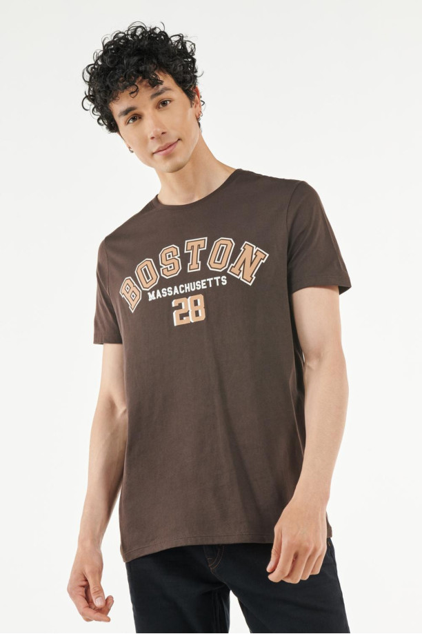 Camiseta café oscura con estampado college deportivo y cuello redondo