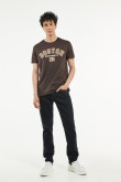 Camiseta café oscura cuello redondo con diseño college de Boston
