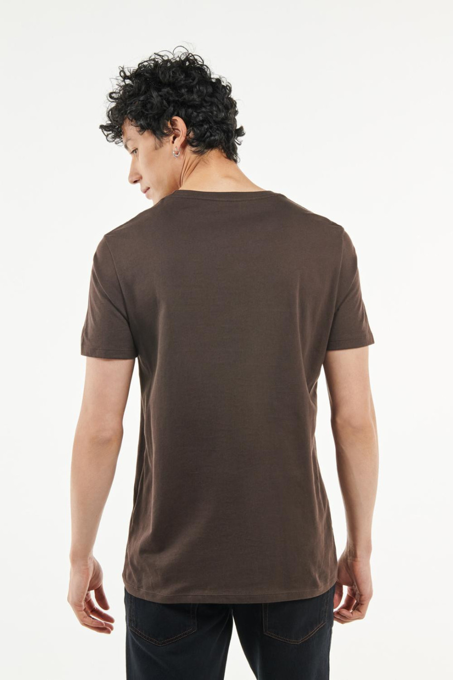 Camiseta café oscura cuello redondo con diseño college de Boston