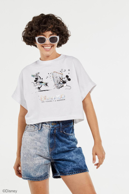 Camiseta blanca oversize con manga corta incluida y diseño de Disney 100