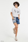 Camiseta blanca oversize con diseño de Disney 100