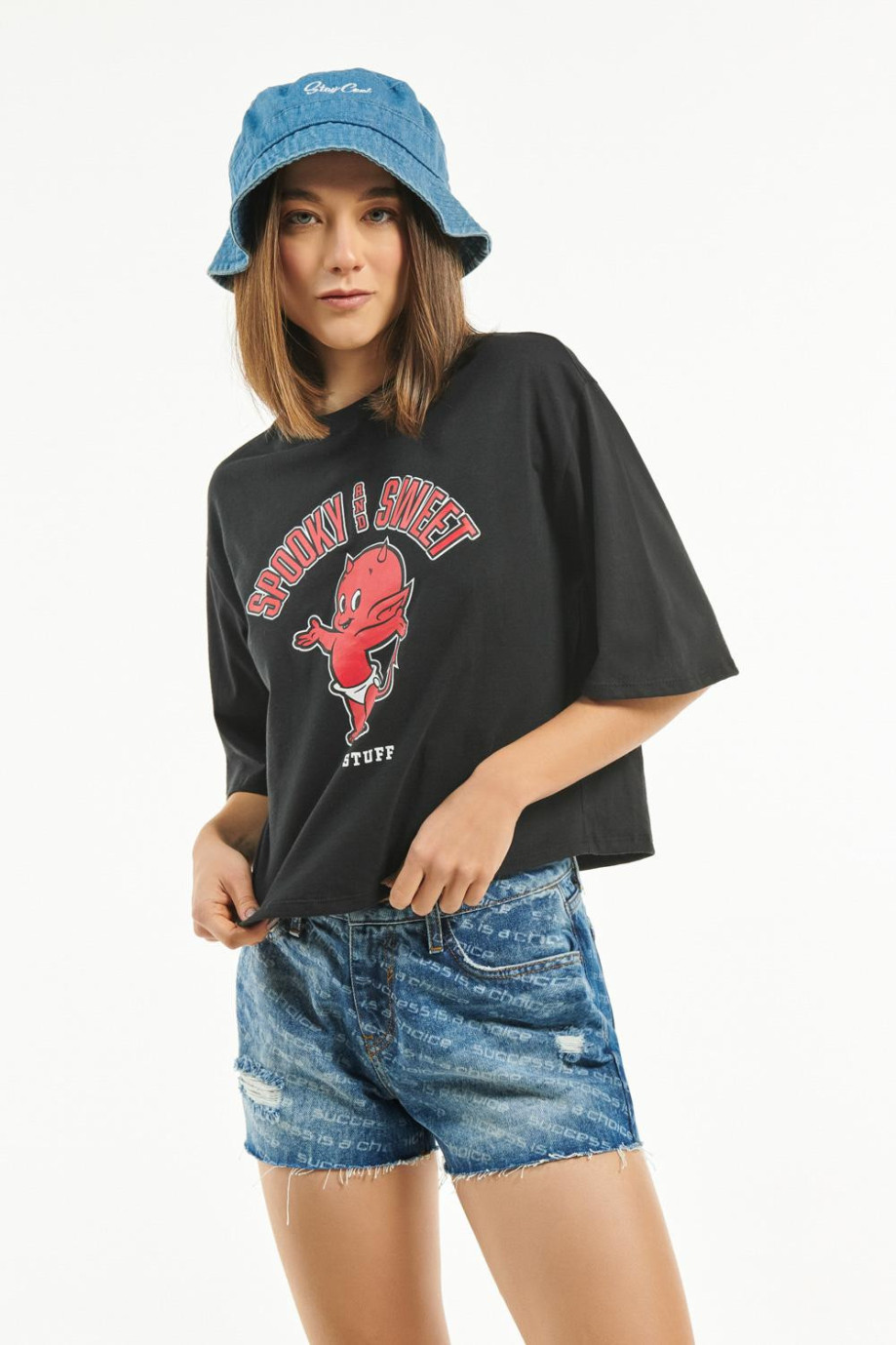 Camiseta negra crop top oversize con estampado de Hot Stuff y cuello redondo
