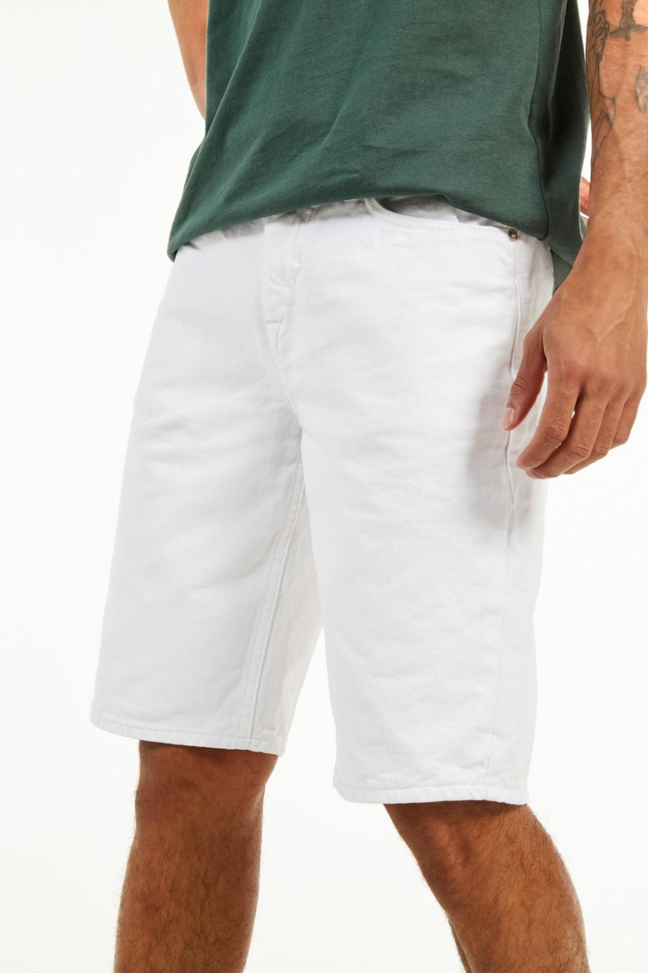 Bermuda slim blanca en jean con 5 bolsillos y tiro bajo